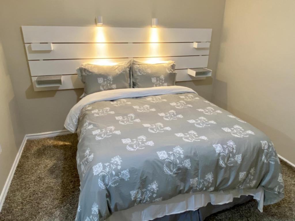 sypialnia z łóżkiem z zagłówkiem i poduszkami w obiekcie Affordable Room with FREE Parking in Newmarket ON w mieście Newmarket