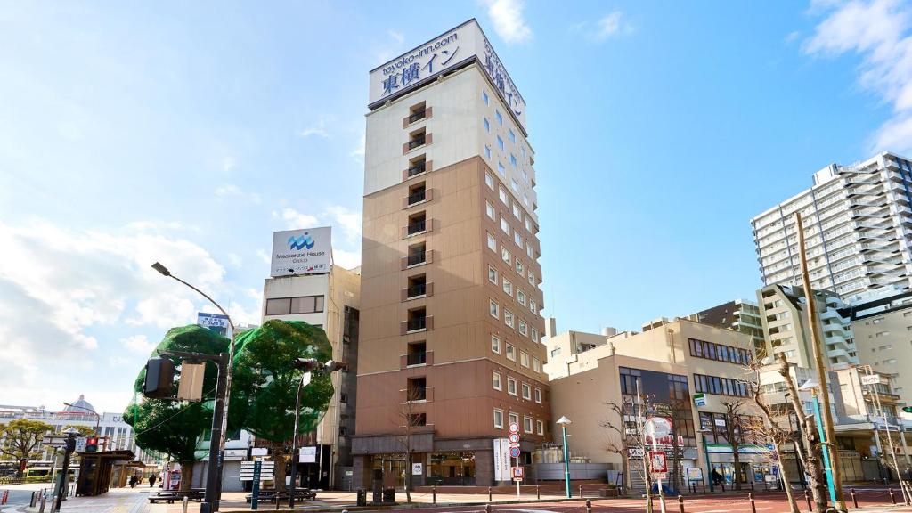 un edificio alto con un reloj encima en Toyoko Inn Shonan Hiratsuka eki Kita guchi No 2, en Hiratsuka