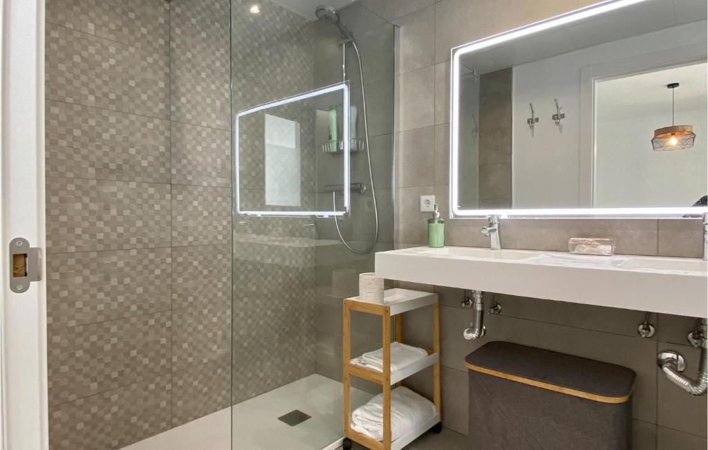 uma casa de banho com um chuveiro, um lavatório e um espelho. em Stunning Apartment In Benahavs With Outdoor Swimming Pool em Benahavís