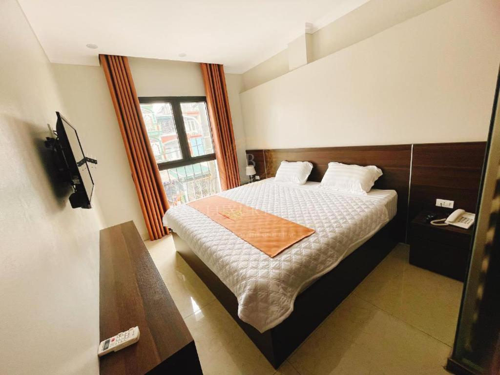 Postel nebo postele na pokoji v ubytování Tiến Thịnh Hạ Long Hotel - by Bay Luxury
