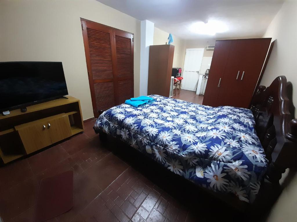 um quarto com uma cama e uma televisão de ecrã plano em Valentino Apart II em Jesús María