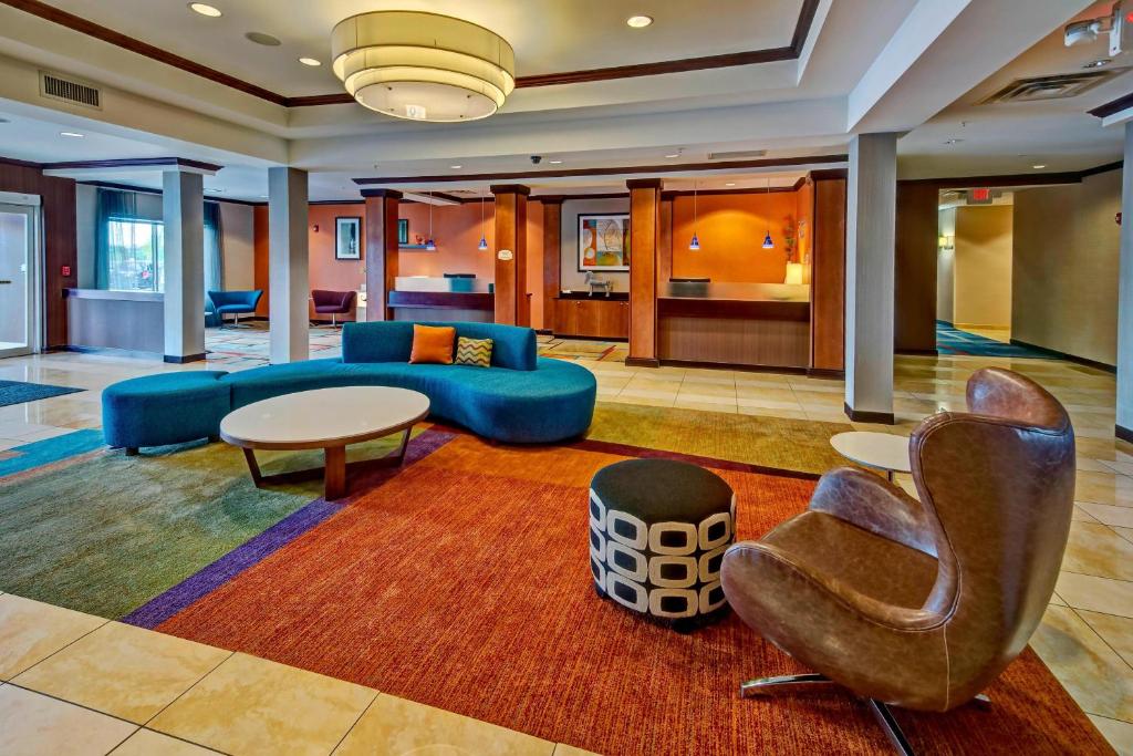 un soggiorno con divano blu e sedie di Fairfield Inn and Suites by Marriott Weatherford a Weatherford