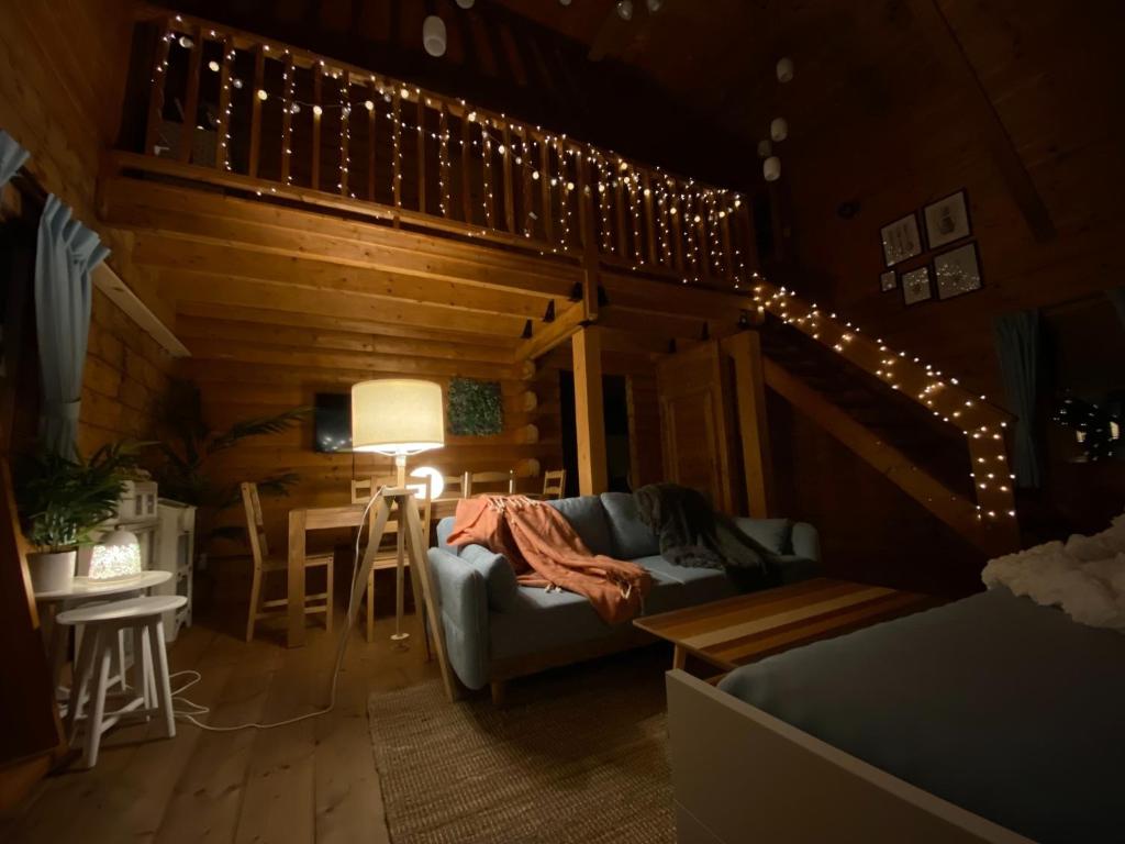 - un salon avec un canapé, une table et des lumières dans l'établissement Trust Maison Hoshizora Resort Shirata - Vacation STAY 83049v, à Higashiizu