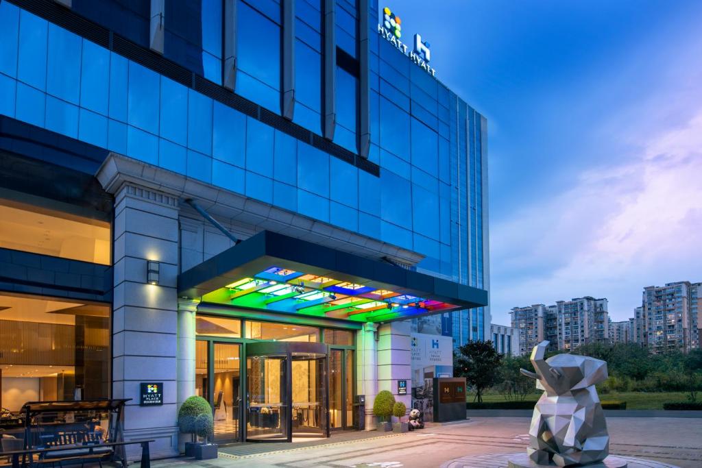 成都成都象南里凯悦嘉寓酒店的一座前面有雕像的建筑
