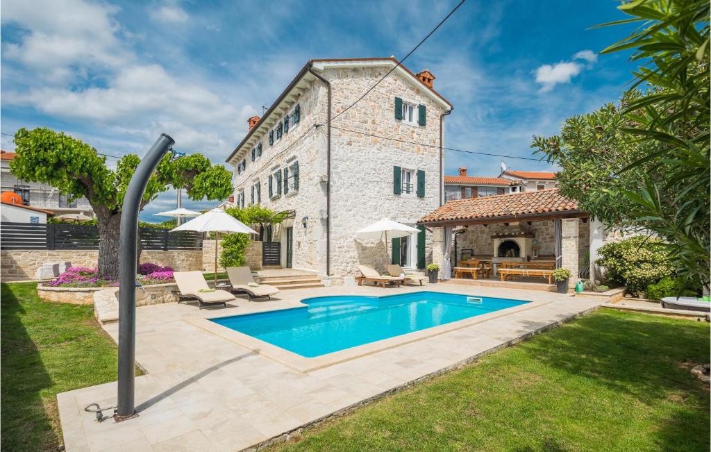 4 Bedroom Cozy Home In Dracevac