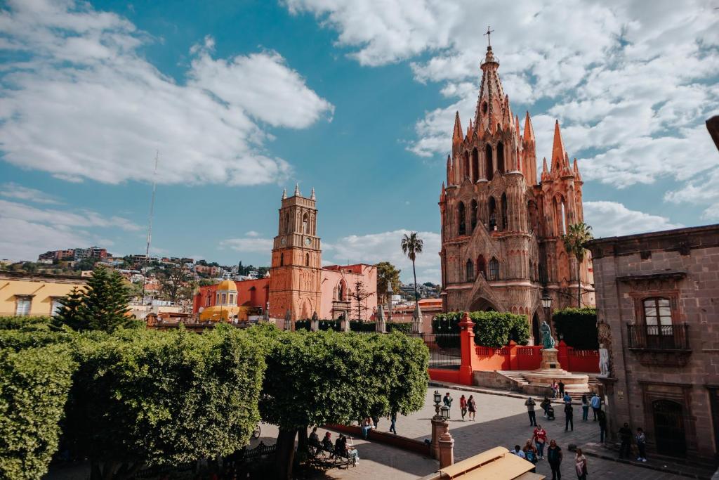 una vista de una catedral con gente caminando alrededor de ella en Hotel Del Portal San Miguel de Allende, en San Miguel de Allende