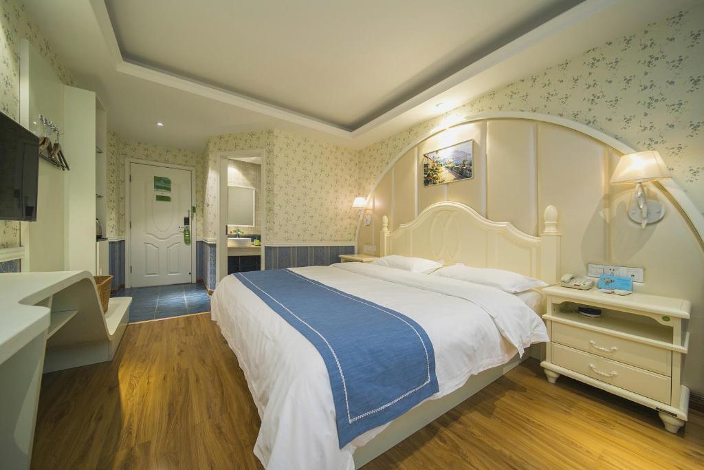a bedroom with a large bed and a bathroom at Morninginn, Tujiachong Metro Station in Changsha