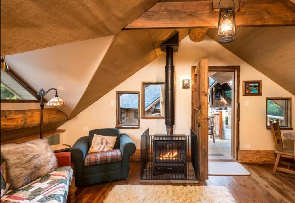 Istumisnurk majutusasutuses Magical Loft - Homewood Forest Retreat
