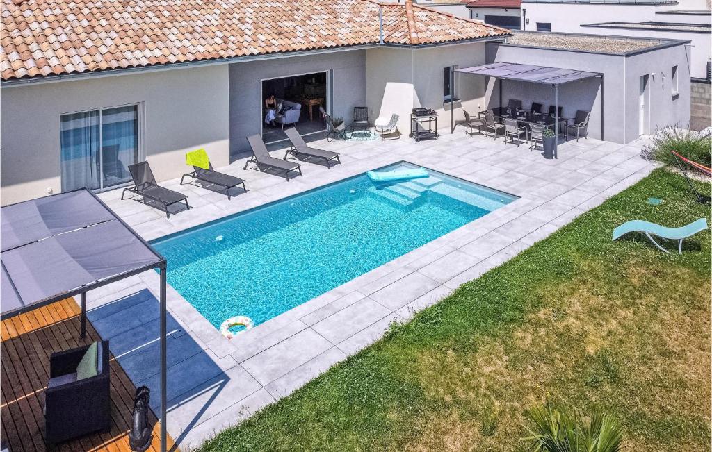 una vista aérea de una piscina en un patio trasero en Amazing Home In Pont-vque With Outdoor Swimming Pool, en Pont-Évêque