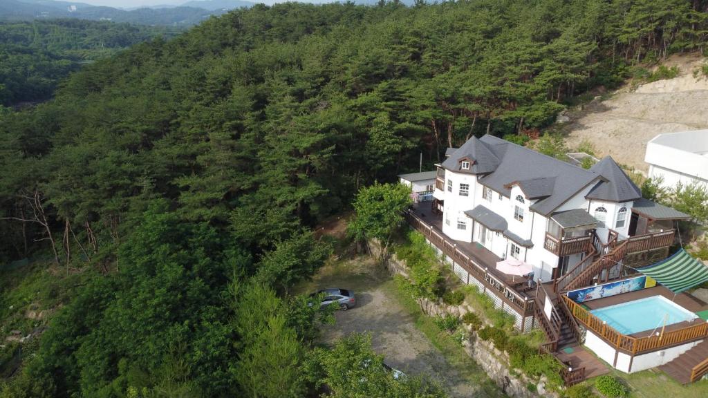 uma vista aérea de uma casa numa colina em Another world pension em Gyeongju