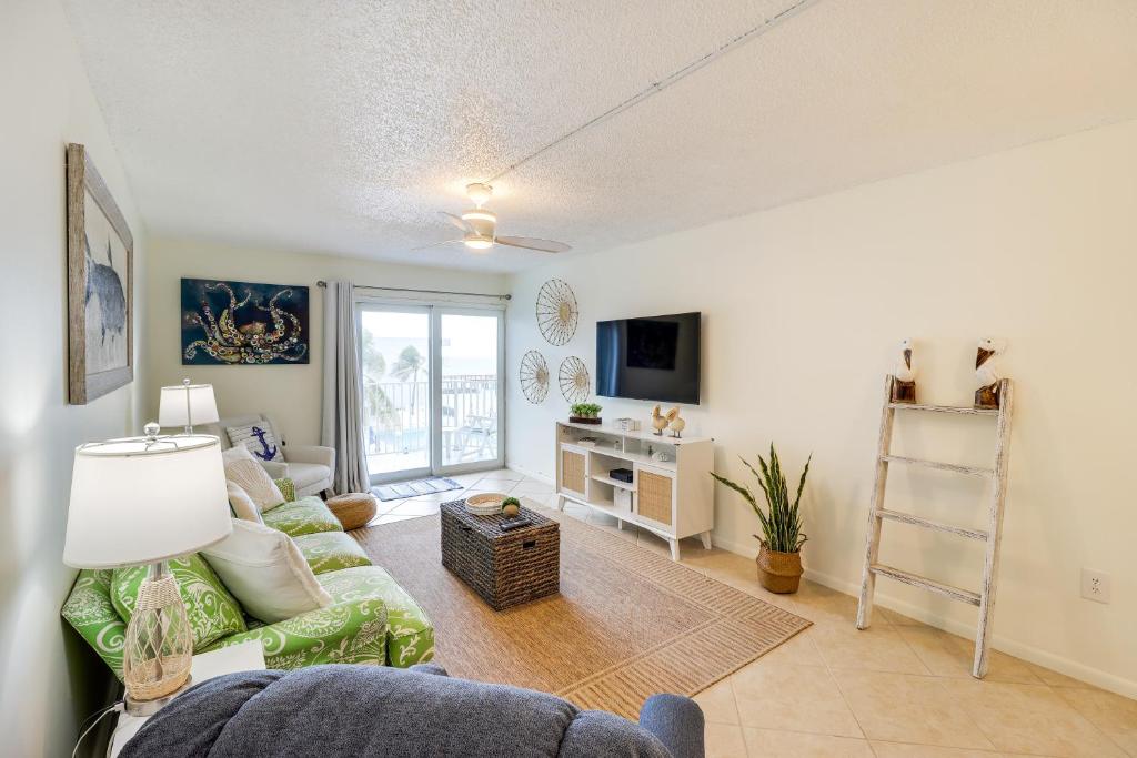 sala de estar con sofá y mesa en Ocean-View Key Colony Beach Condo with Pool Access! en Key Colony Beach