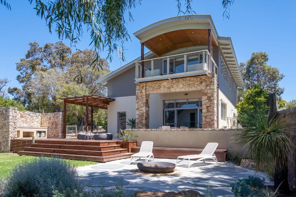 Casa con 2 sillas blancas y patio en Bay Watch I Private Properties, en Dunsborough
