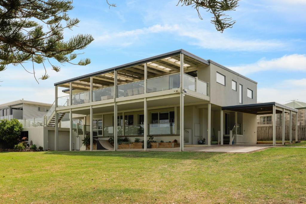 Casa blanca grande con ventanas grandes en Cowes Family Haven, en Cowes