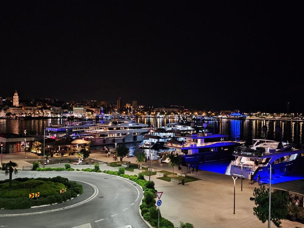 Sun and Sea Deluxe Apartments - 3