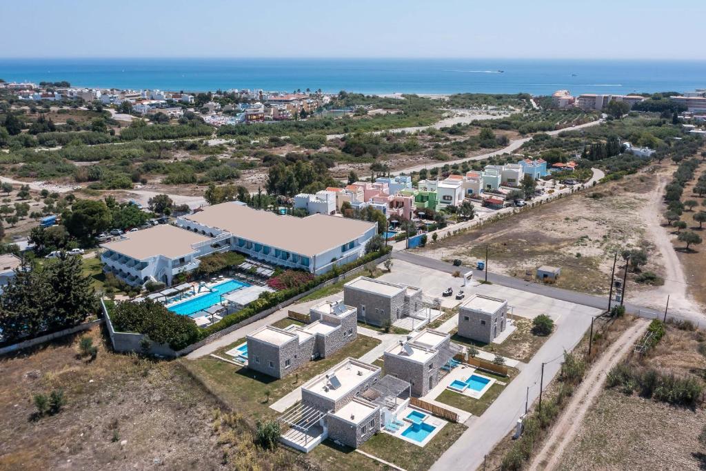 Luftblick auf das Resort und das Meer in der Unterkunft BELVITA Hotel in Kolymbia