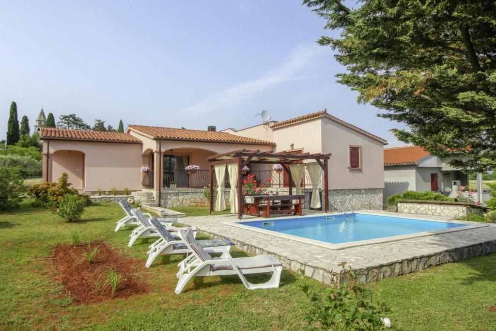 Bazén v ubytování Luna in Marčana (Haus für 4-6 Personen) nebo v jeho okolí
