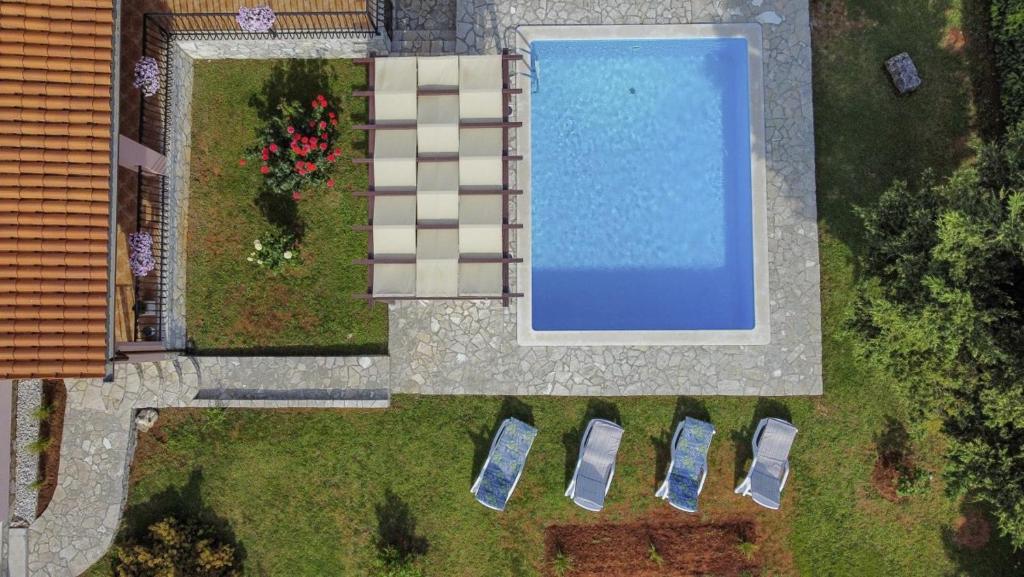 Bazén v ubytování Luna in Marčana (Haus für 4-6 Personen) nebo v jeho okolí