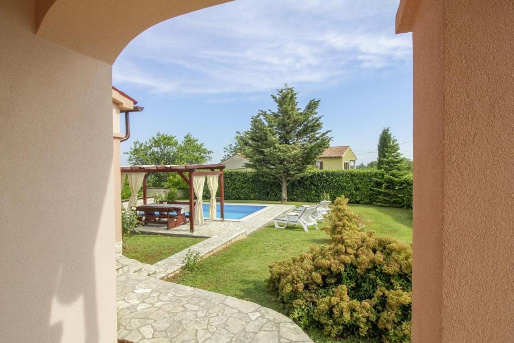 Bazén v ubytování Luna in Marčana (Haus für 4-6 Personen) nebo v jeho okolí