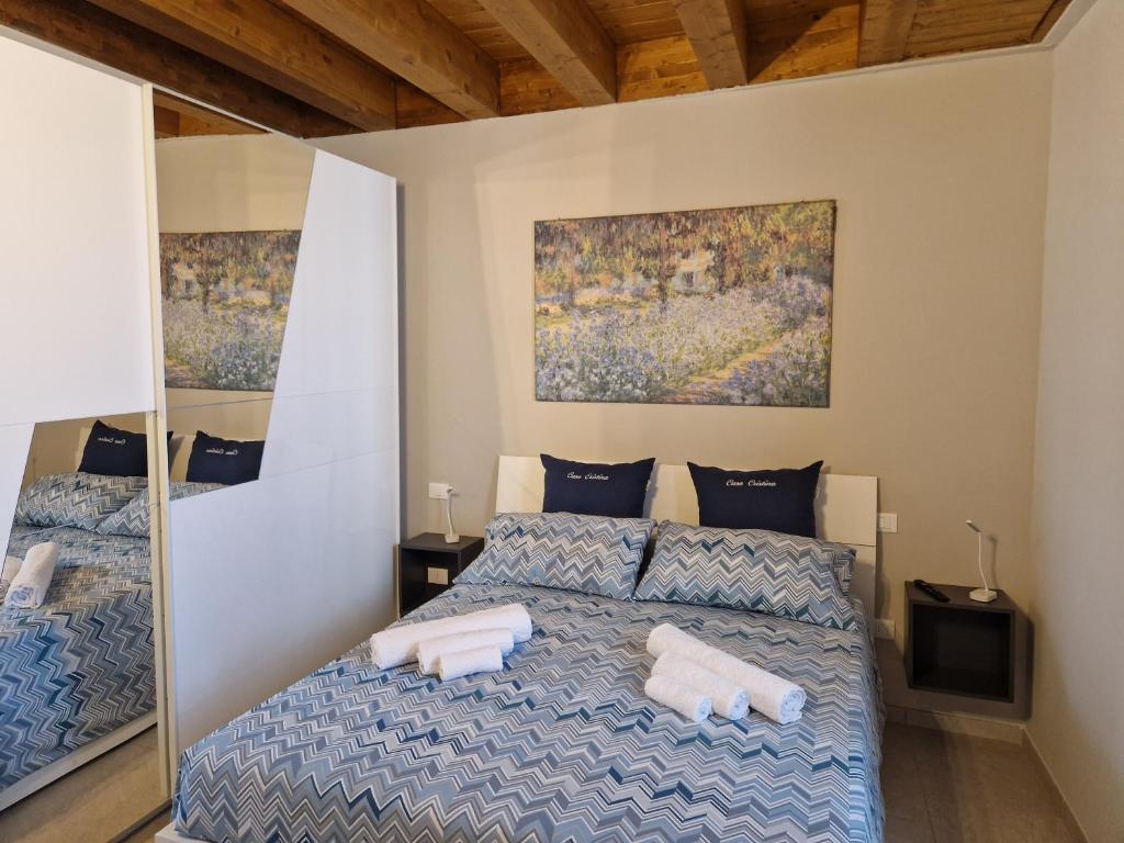 1 dormitorio con 1 cama con 2 toallas en Casa Cristina, en SantʼEusanio Forconese