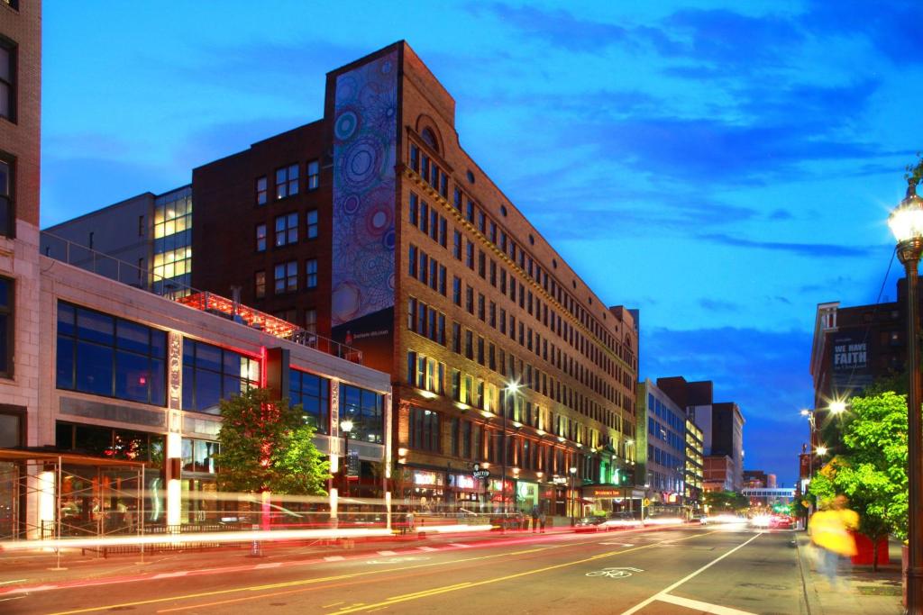 uma rua da cidade à noite com edifícios e luzes de rua em Residence Inn by Marriott Cleveland Downtown em Cleveland