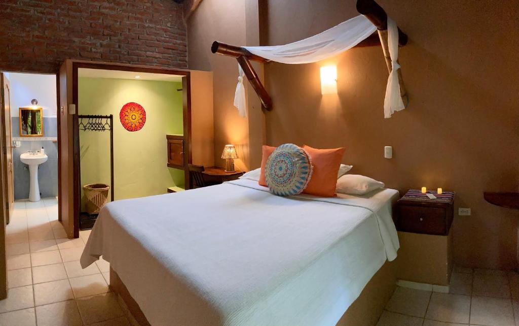 Кровать или кровати в номере La Buena Vida Hotel