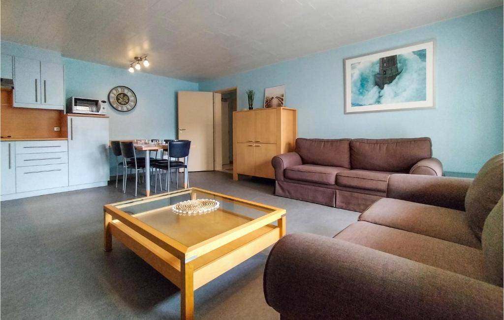 ein Wohnzimmer mit einem Sofa und einem Couchtisch in der Unterkunft Lovely Apartment In Oostende With Kitchen in Ostende