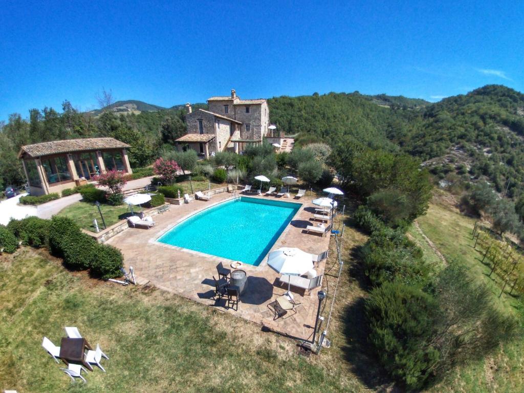 vista aerea di una casa con piscina di Picturesque Holiday Home in Assisi with Pool ad Assisi