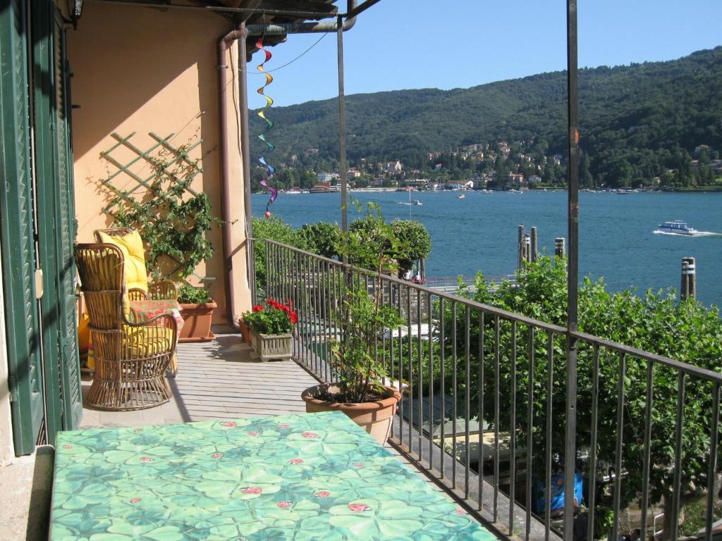 d'un balcon avec une table et une vue sur l'eau. dans l'établissement Enticing Apartment in Stresa with Balcony Lake Views, à Stresa