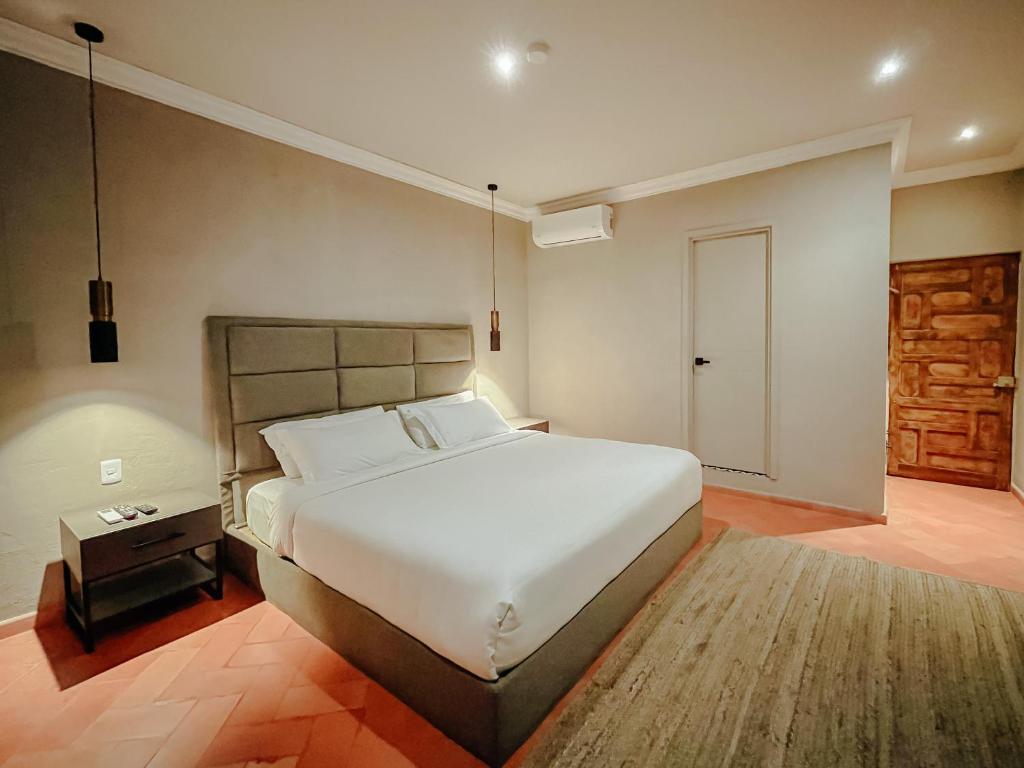 Postel nebo postele na pokoji v ubytování Mikaella Hotel