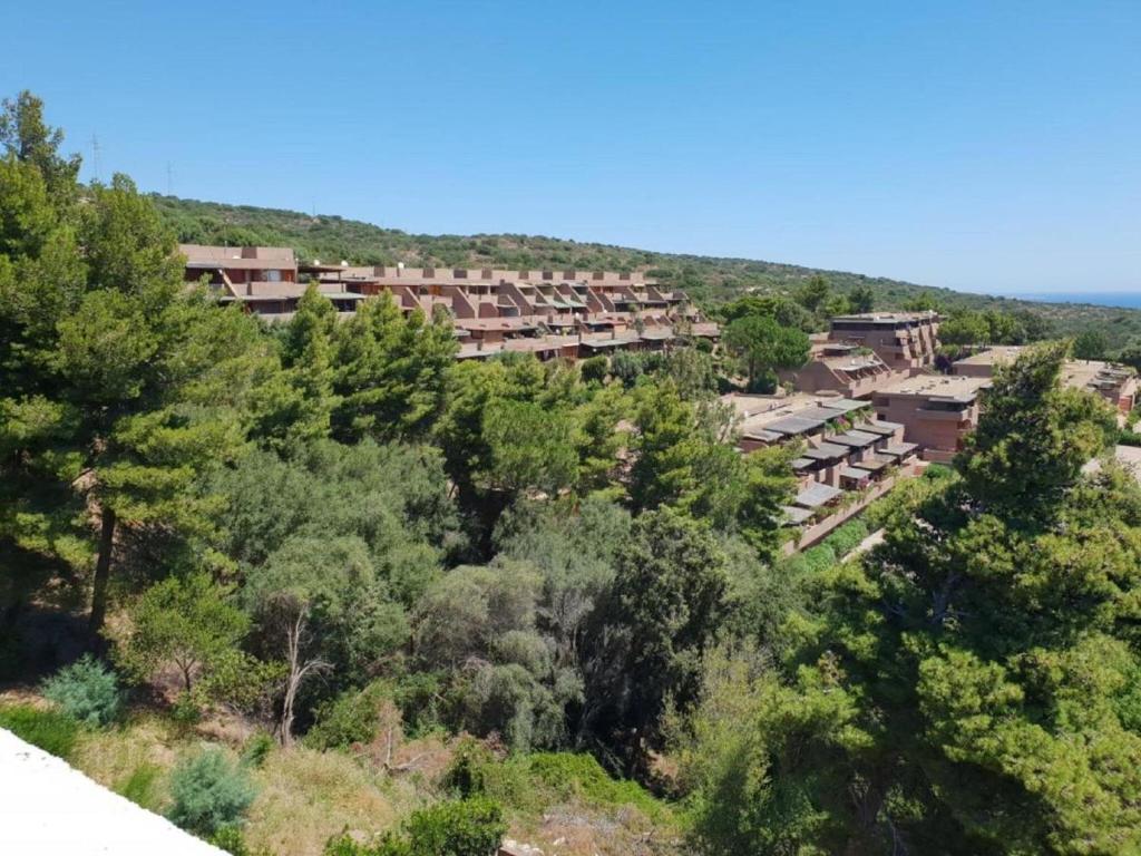 een luchtzicht op een appartementencomplex met bomen bij Simplistic apartment in Olbia with garden in Olbia