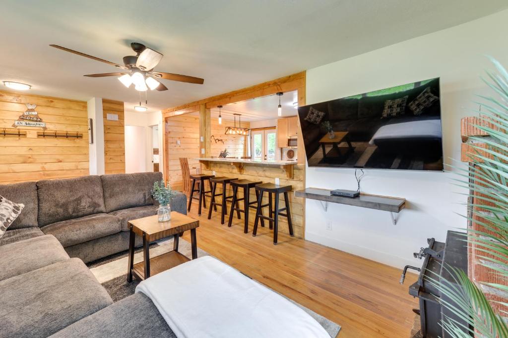 uma sala de estar com um sofá e um bar em Teton Valley Getaway Fenced Yard, Grill em Ashton