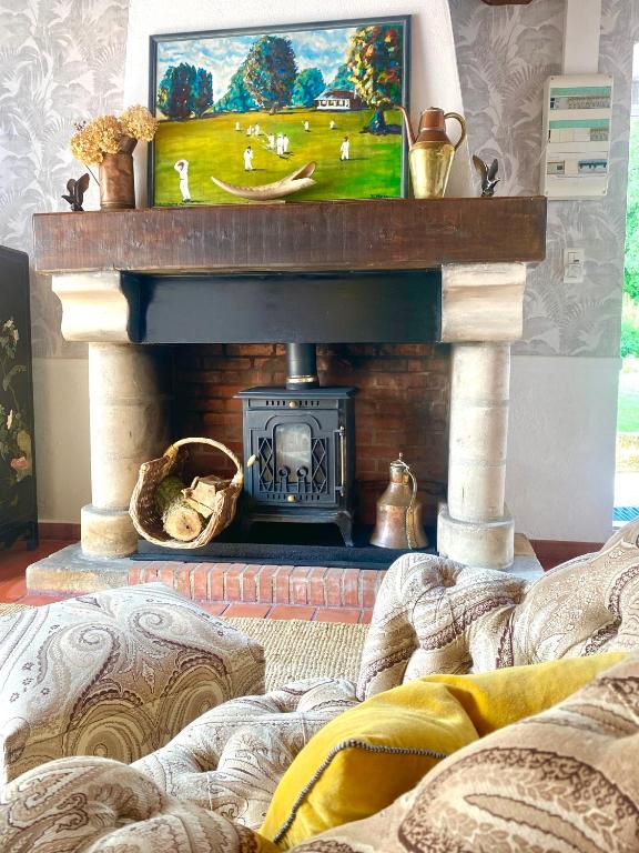 Elle comprend une cheminée et une télévision. dans l'établissement Petite Maison de Gouyas, à Montagrier