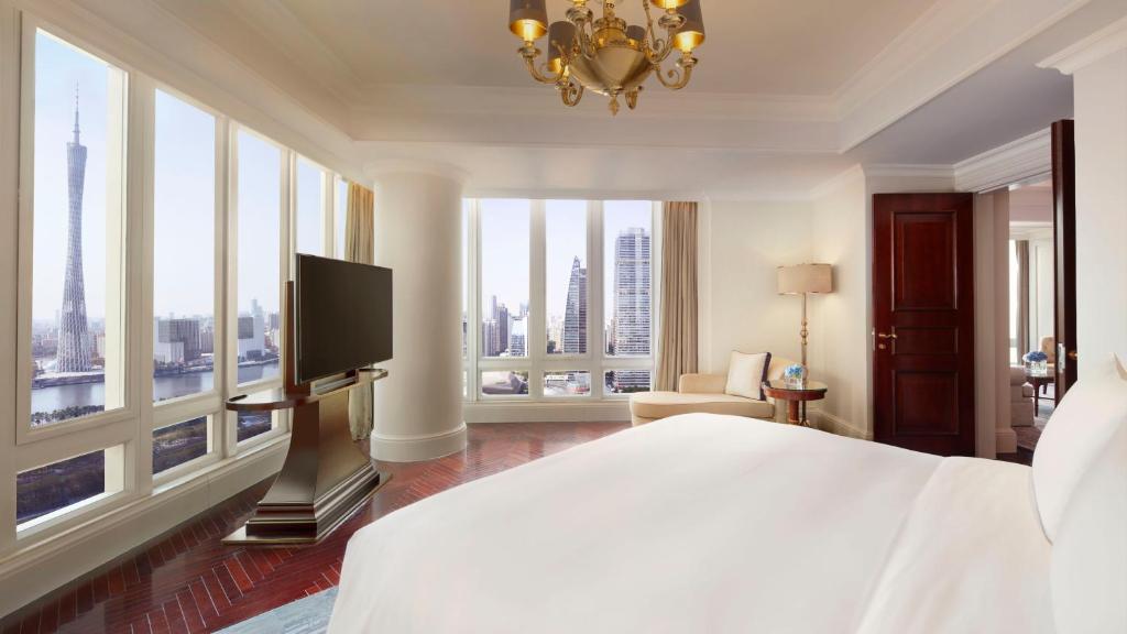 Postel nebo postele na pokoji v ubytování The Ritz-Carlton, Guangzhou