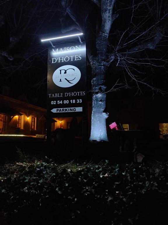 un panneau devant un arbre la nuit dans l'établissement La Ressource, à Fontguenand