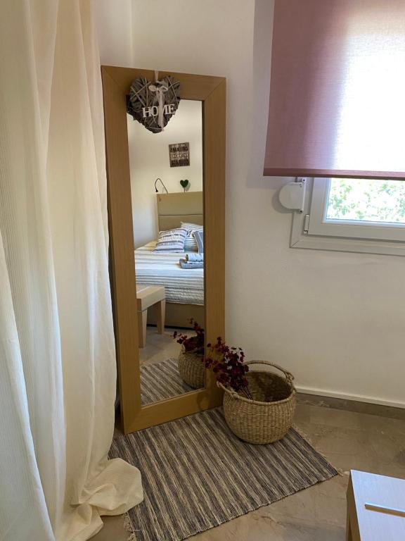 un miroir en face d'une chambre avec un lit dans l'établissement Casa Annie, à Loutraki