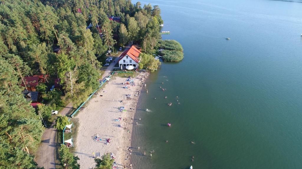 eine Luftansicht eines Strandes mit Menschen darauf in der Unterkunft Przystań Posmakuj in Tereszewo