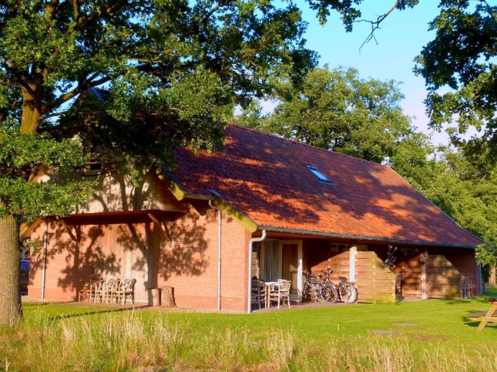 GeesterenにあるHoliday Home in Geesteren with Roof Terrace Garden Furnitureの外に自転車を停めたレンガ造りの建物