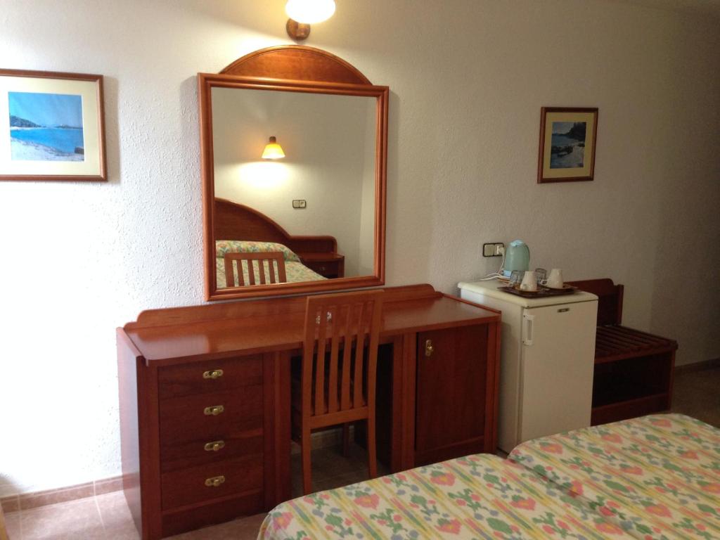 Postel nebo postele na pokoji v ubytování Hostal de la Caravel-la