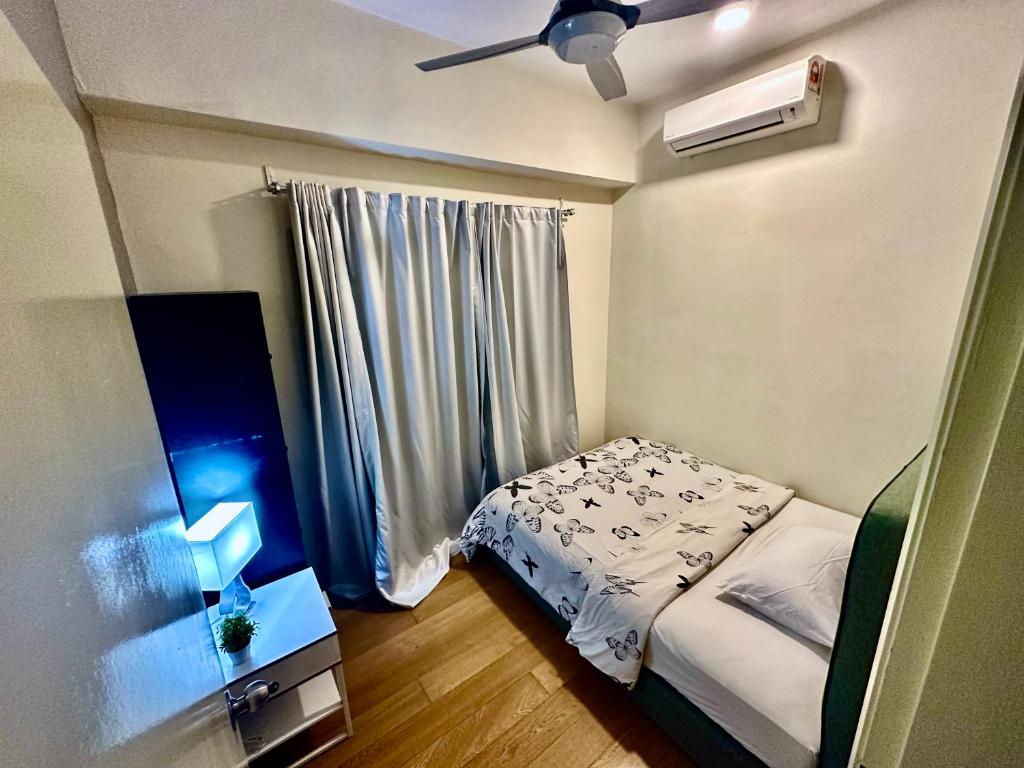 Postel nebo postele na pokoji v ubytování Comfy+ by ARH KLCC