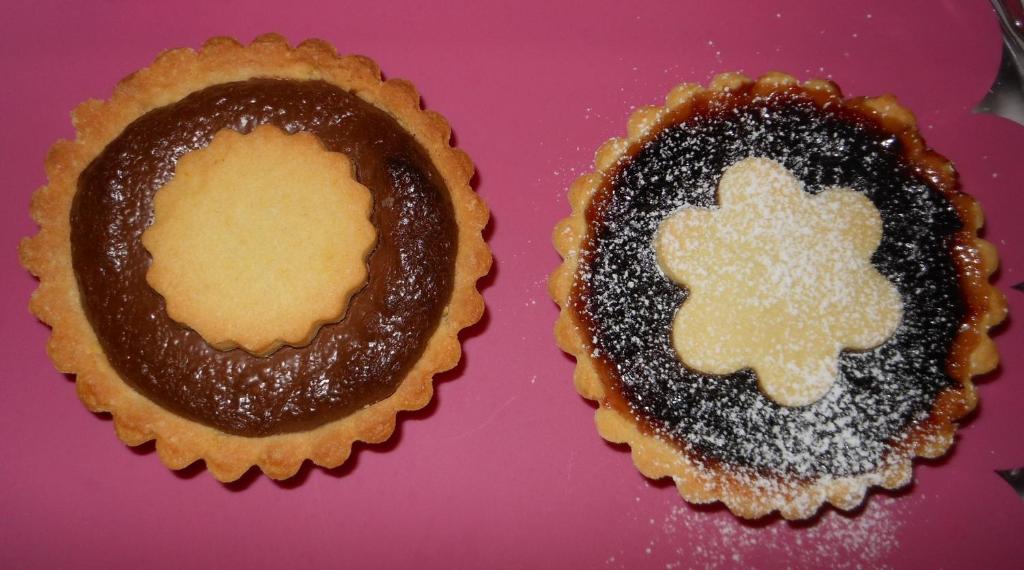 dos pasteles de chocolate con una galleta encima en B&B La Luna dal Borgo, en Iesi