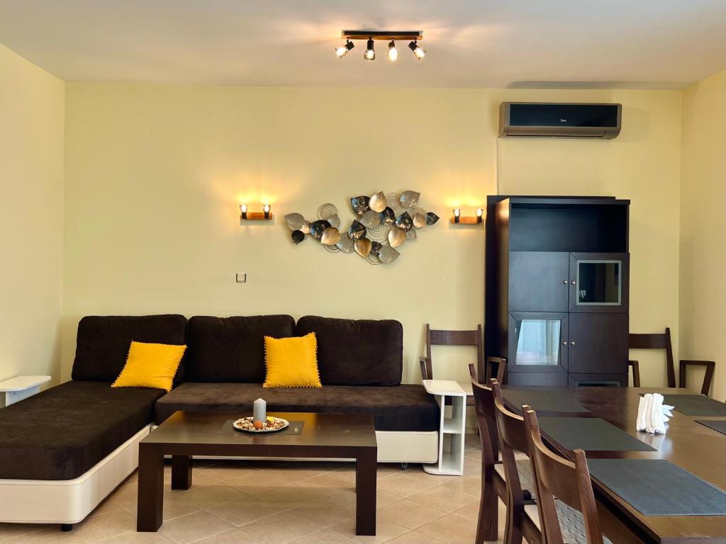 A seating area at Premium Apartment Midia Beach