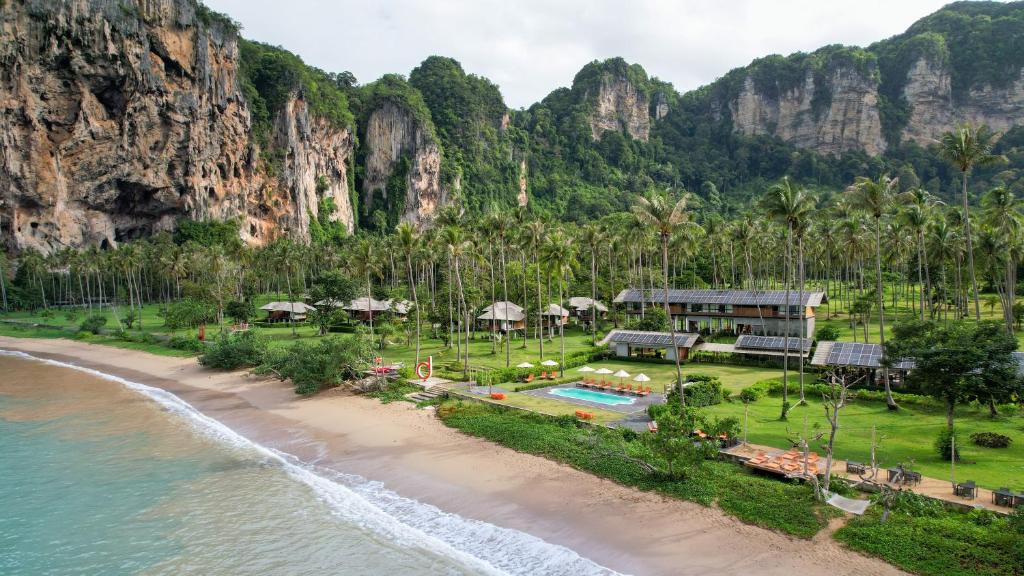 z powietrza widok na ośrodek na plaży w obiekcie Tinidee Hideaway Tonsai Beach Krabi - SHA Extra Plus w mieście Tonsai Beach