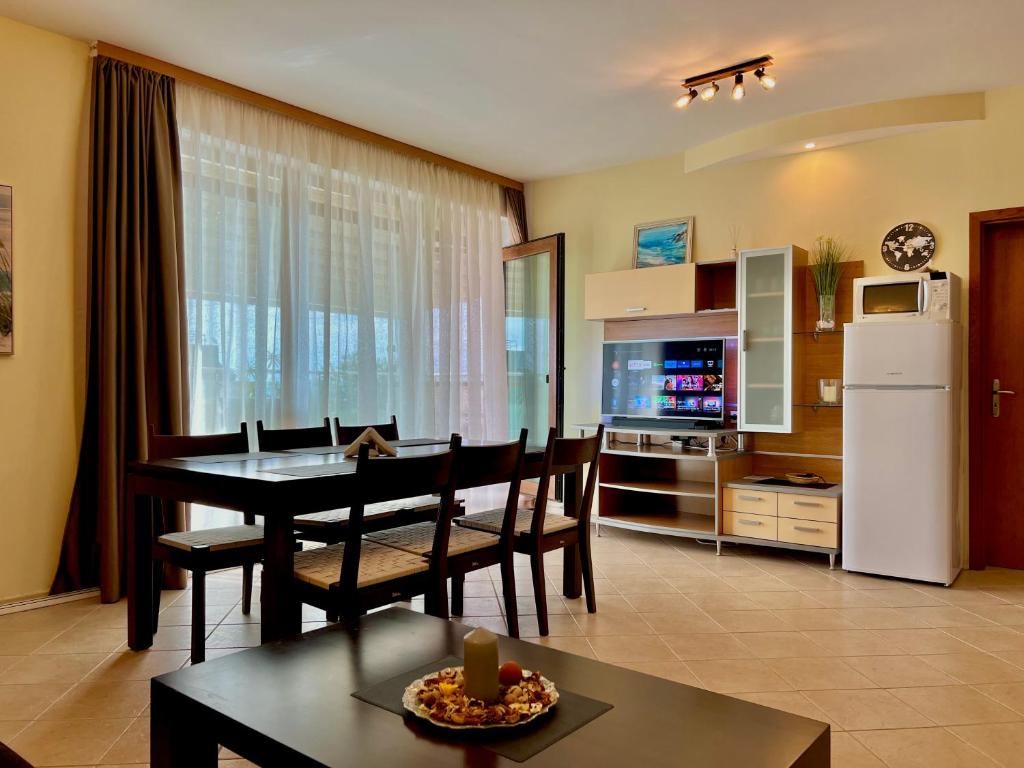 A kitchen or kitchenette at Premium Apartment Midia Beach