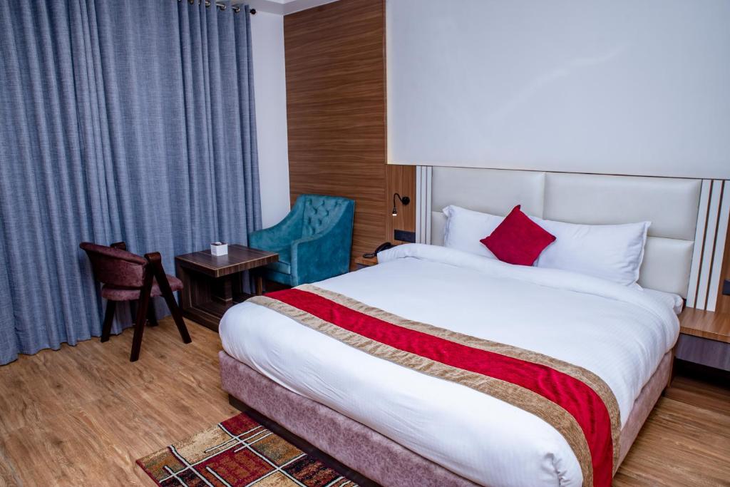 Postel nebo postele na pokoji v ubytování Asian Buddha Hotel