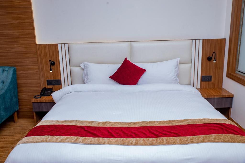 Postel nebo postele na pokoji v ubytování Asian Buddha Hotel