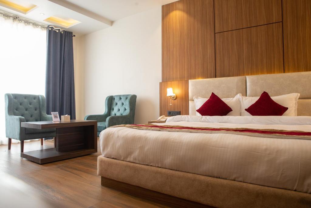 Postel nebo postele na pokoji v ubytování Asian Buddha Hotel