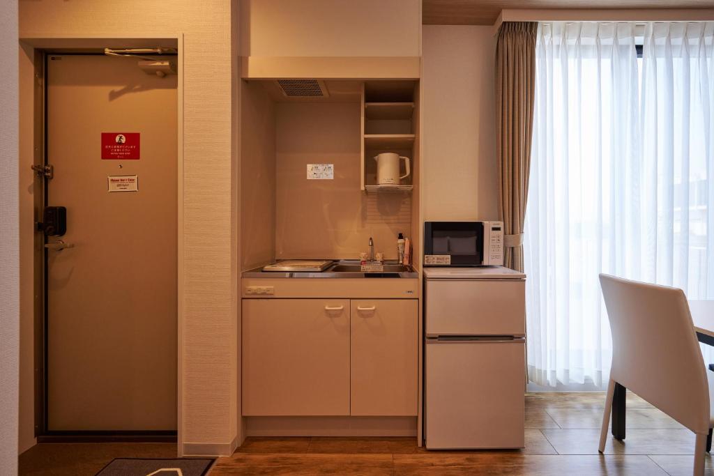 Kuchyň nebo kuchyňský kout v ubytování HOTEL R9 The Yard Kasai