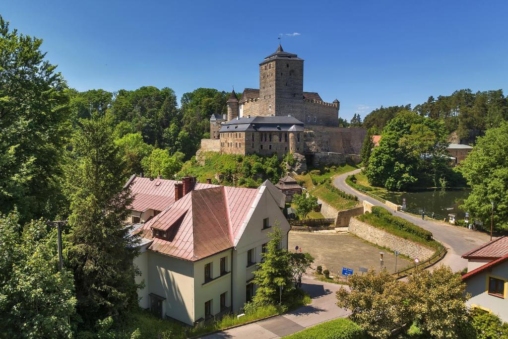 uma vista aérea de um castelo sobre uma colina em Hotel Podkost em Libošovice