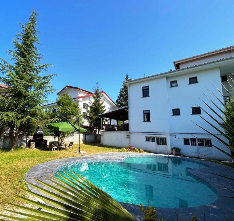 uma piscina em frente a um edifício em Private Villa with Hot Swimming Pool & Sauna em Sapanca