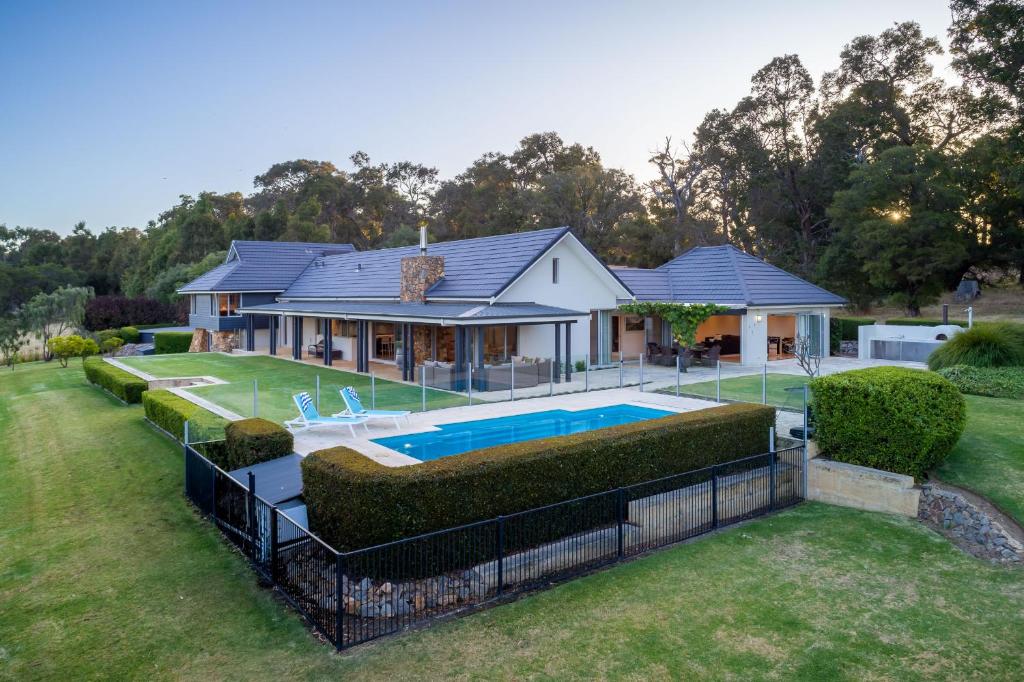 ein Haus mit einem Swimmingpool im Hof in der Unterkunft Marribrae I Private Properties in Yallingup